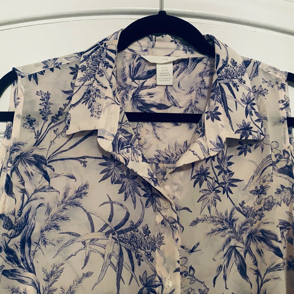 H&M ladies sheer sleeveless front button blouse. Long style, great w tights. XL